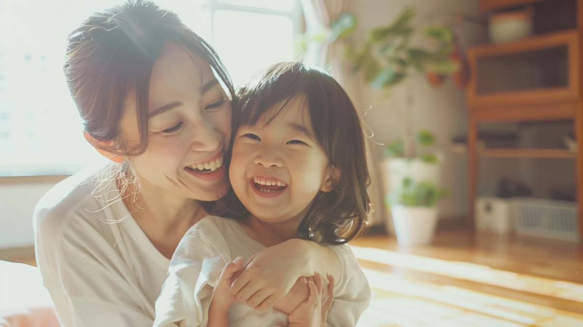 saiwai_Japanese_mother_and_her_7-year-old_child_smiling_toget_4bf097df-8e59-49c3-9370-dda0e4050e96_2 - 小児矯正は北海道北広島市にある歯医者のさいわいデンタルクリニック札幌大曲 北広島・札幌で小児矯正を検討する親子が笑顔で過ごす、清潔感のある温かい雰囲気のイメージ